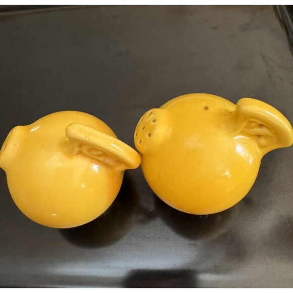 Red Wing 1930's Gypsy Trail Salt Pepper Shakers Yellow Pitcher S & P On Handle - Picture 5 of 8